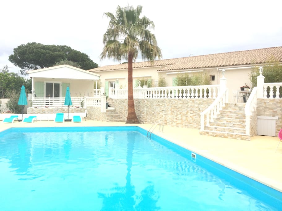 Grande plage de piscine équipée