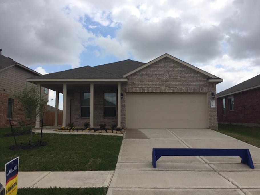 New house!! Just minutes to I-10, I-99 Houston outlets, Downtown Katy, Katy Mills & Typhoon Texas water park