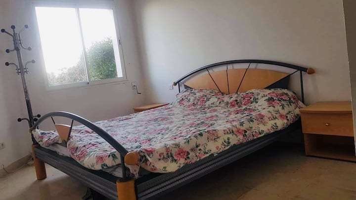 Спалня 1:
главен апартамент с изглед към морето (двойно легло king size, баня)