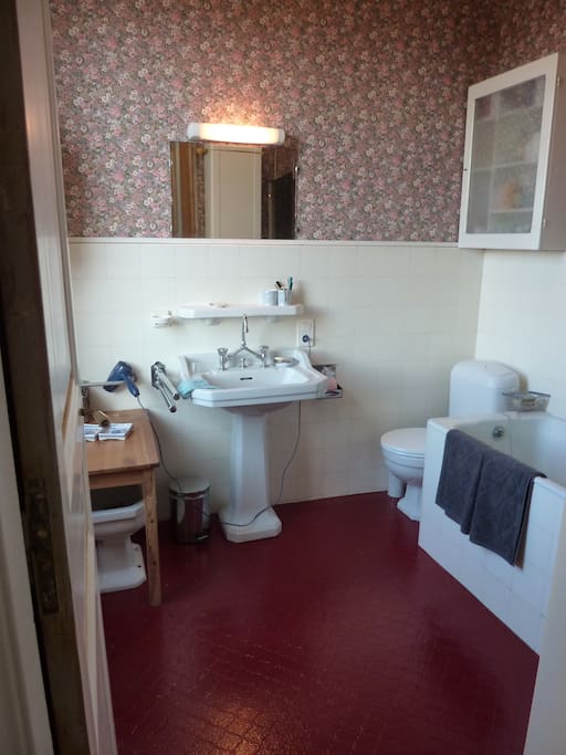salle de bain/wc spacieuse, rétro, grande fenêtre sur rivière.