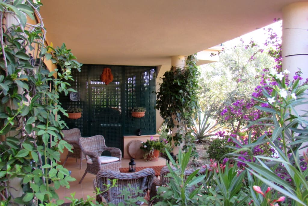 Salon de jardin à l'ombre.