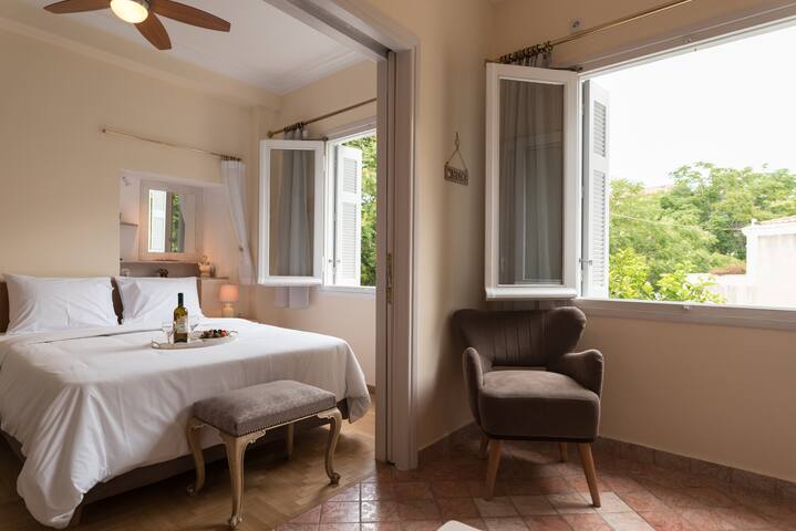 ACRO&POLIS “HERMES” Apt in the Heart of Athens gallery image 2