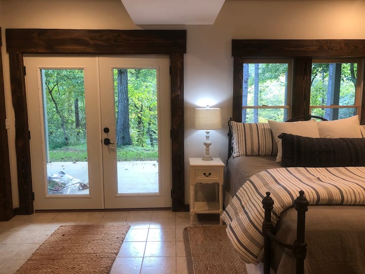 带法式门的主卧室，通往户外露台