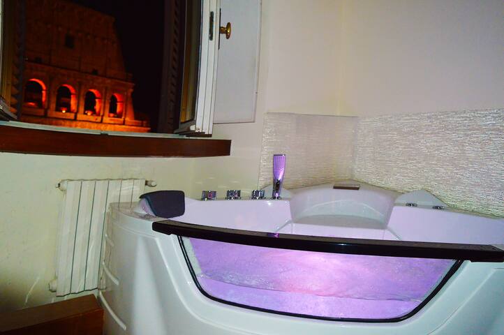 View Colosseum from Jacuzzi bath! gallery image 4