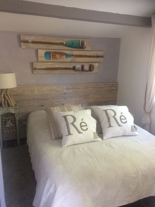 Une chambre lit 140 avec un matelas mémoire de forme, vous trouverez un lit parapluie pour votre enfant