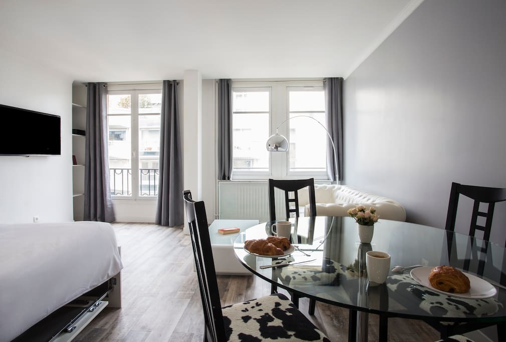 Light living room: wide windows & dining table