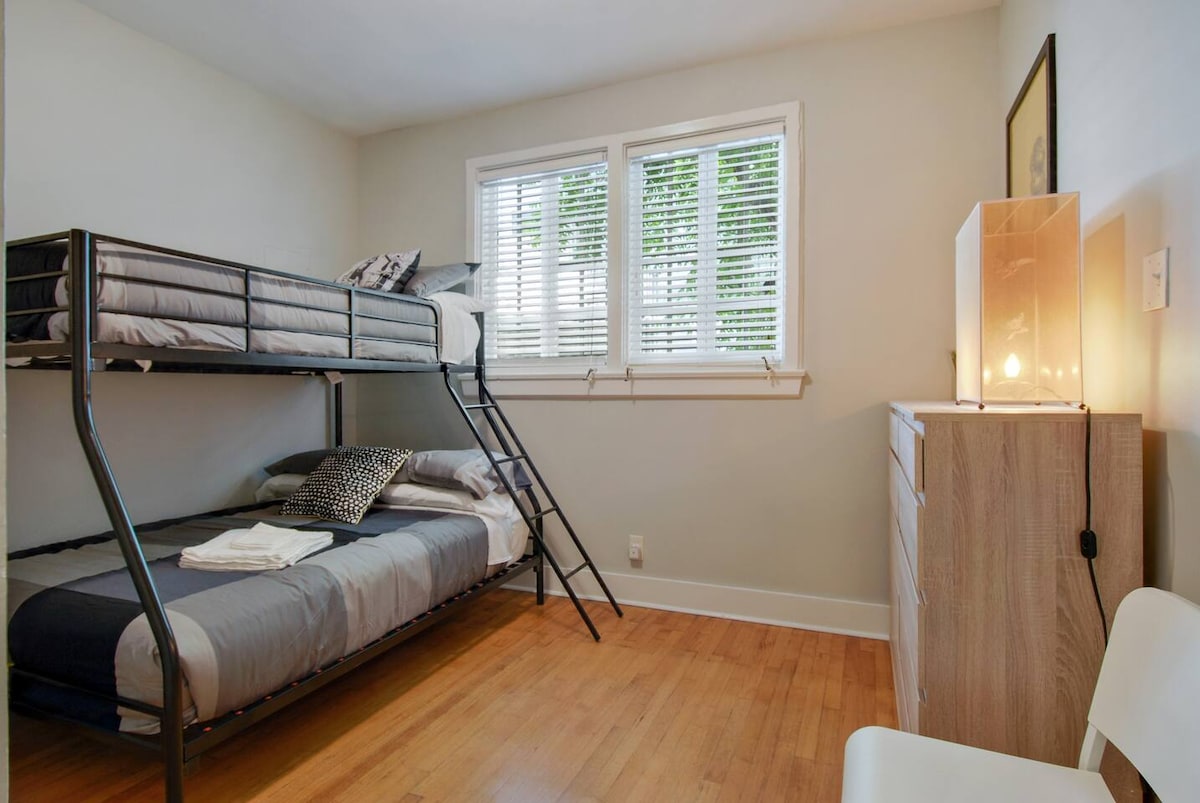 Chambre 3. Lit double au-dessus d'un lit superposé complet.  (Non illustré : Roku TV.)