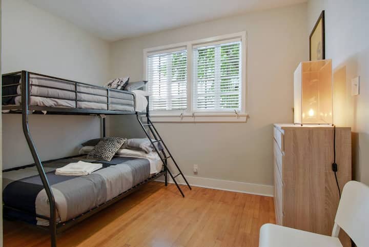 חדר שינה 3. מיטה זוגית עם מיטת קומותיים.  (לא בתמונה: Roku TV.)