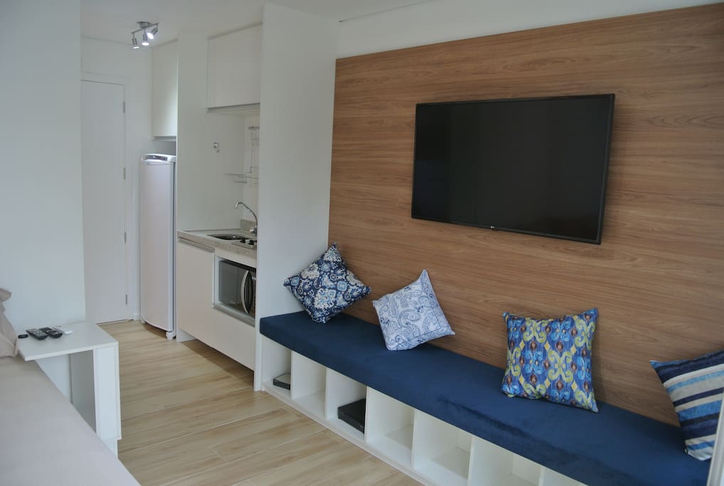 Studio com TV 4k, wi-fi e geladeira.