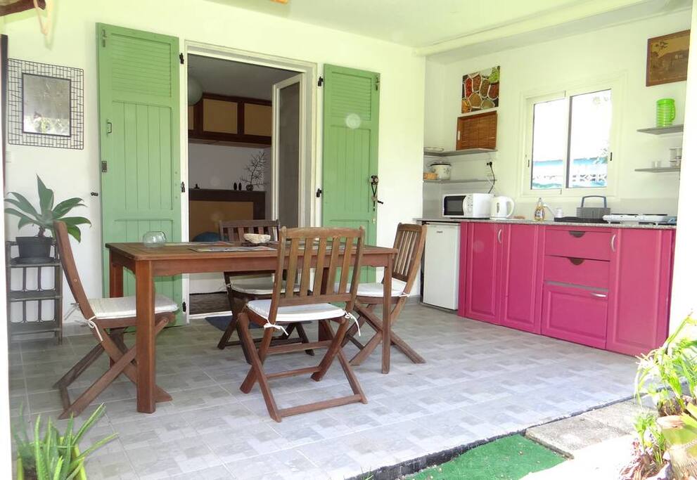 Terrasse et cuisine extérieure devant chambre 1