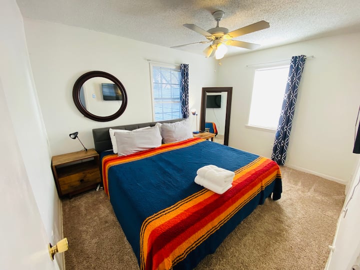 Чисто ново легло от мемори пяна King и възглавници от мемори пяна. Хората го обожават!!!