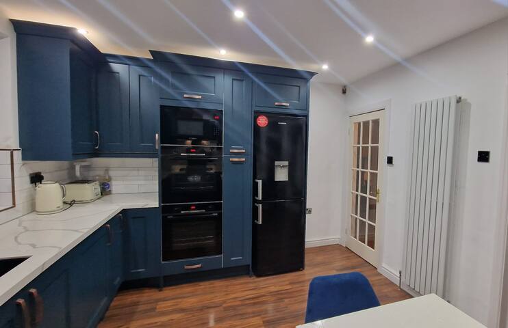 Lovely 4 bed House close to Manchester Airport. gallery image 5