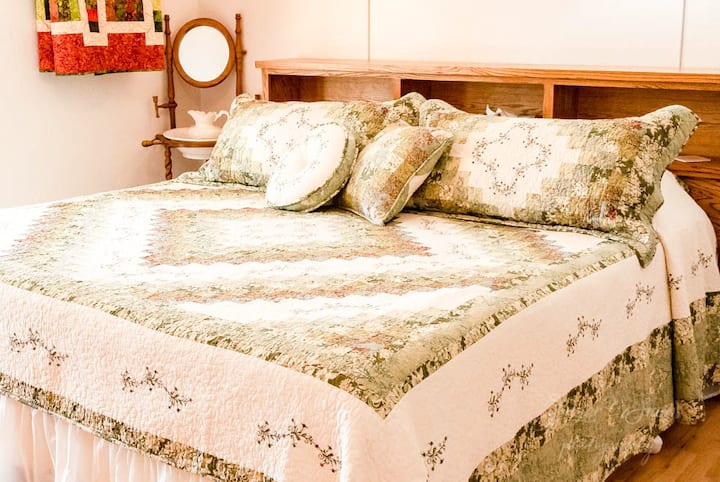 'Allison's Corner' (Master Bedroom, room 3, of 'Quilt Star Home)
