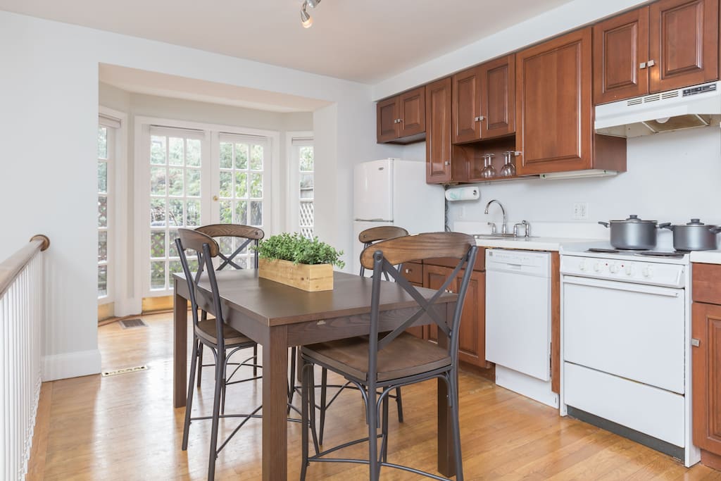 Kitchen table and fully equipped kitchen