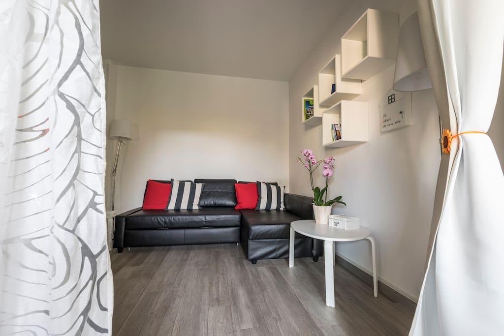Living room with a double sofa bed/Soggiorno con divano letto matrimoniale
