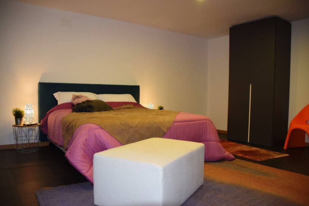 Camera da letto spaziosa, confortevole e dotata di vari servizi