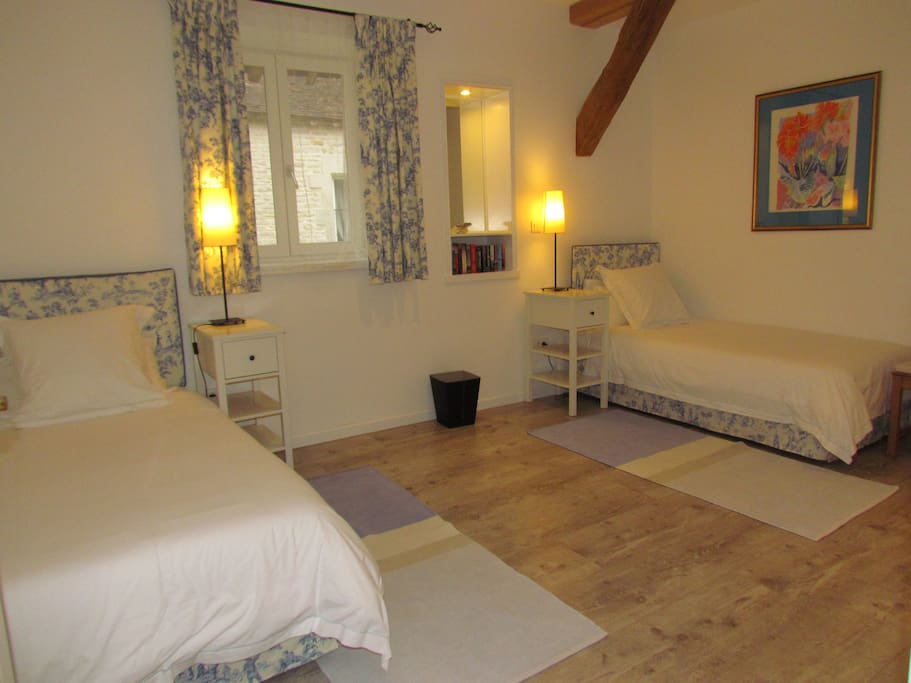The twin bedroom in Les Moineaux with room for a third single