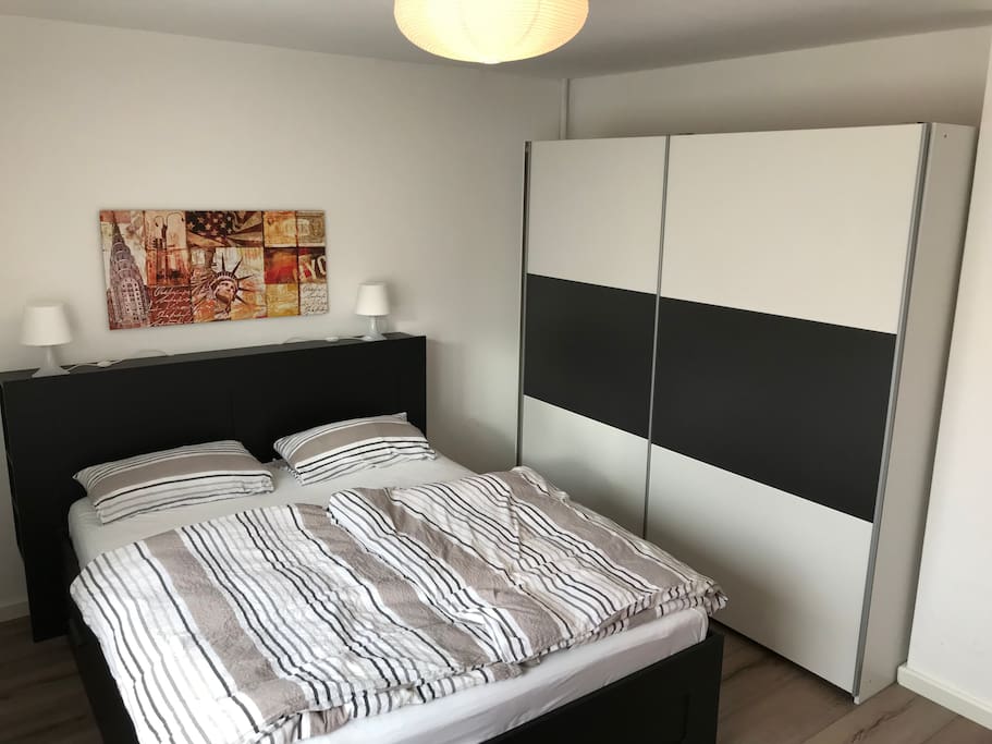 Schlafzimmer mit großem Schrank
