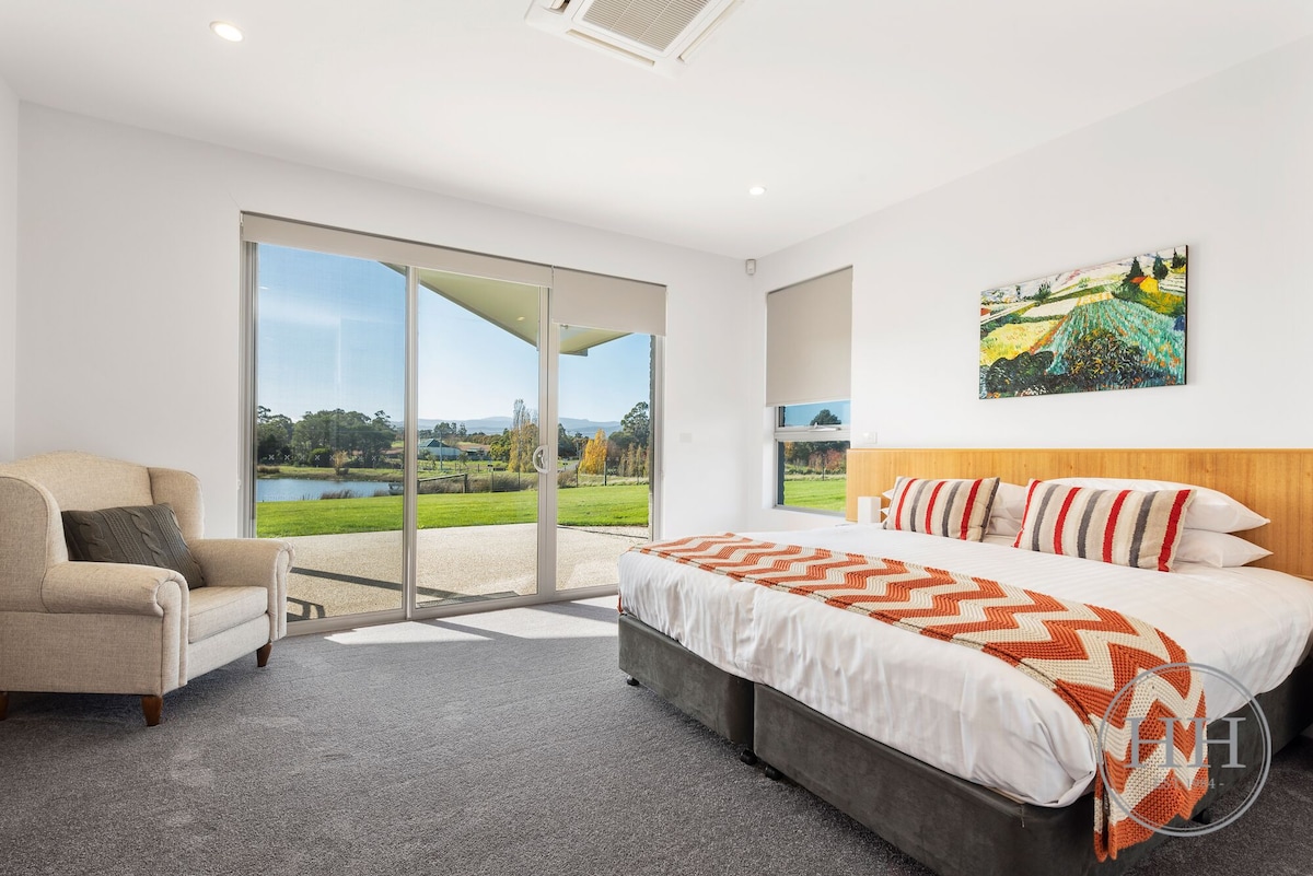 Escápate a la tranquilidad con una cama tamaño king, sábanas finas y un ambiente junto al lago. Disfruta de vistas panorámicas a través de grandes ventanales y privacidad con un baño adjunto.