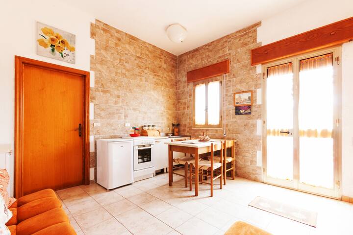 (مطبخ صغير داخل المنزل،لا يمكن استخدامه في الصيف،لأن مطبخ الشرفة يستخدم)+ثلاجة يمكن استخدامها. إطلالة كبيرة على باب الغرفة