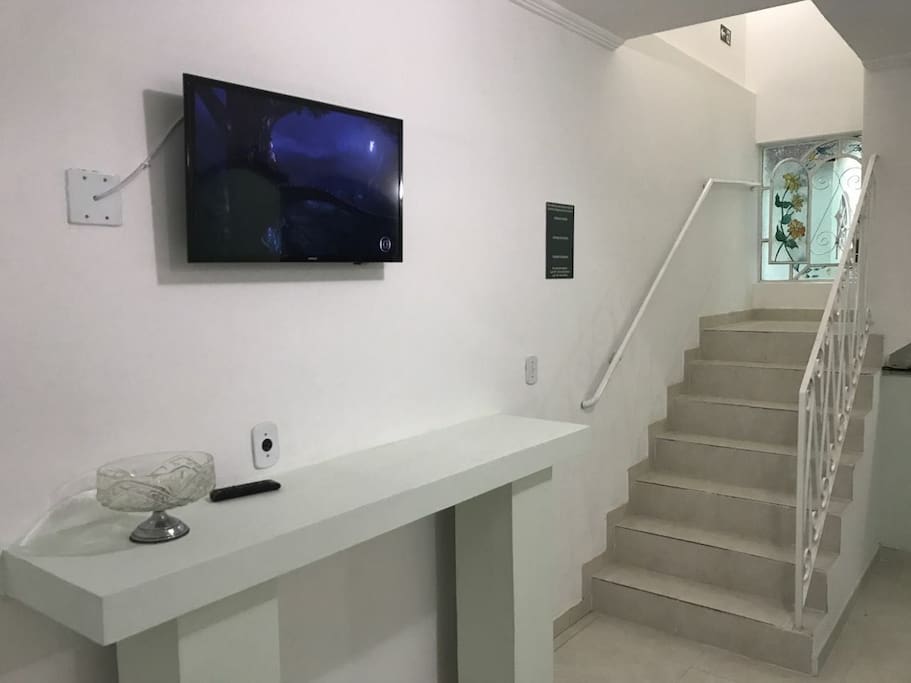 Sala de estar e escada de acesso aos quartos.