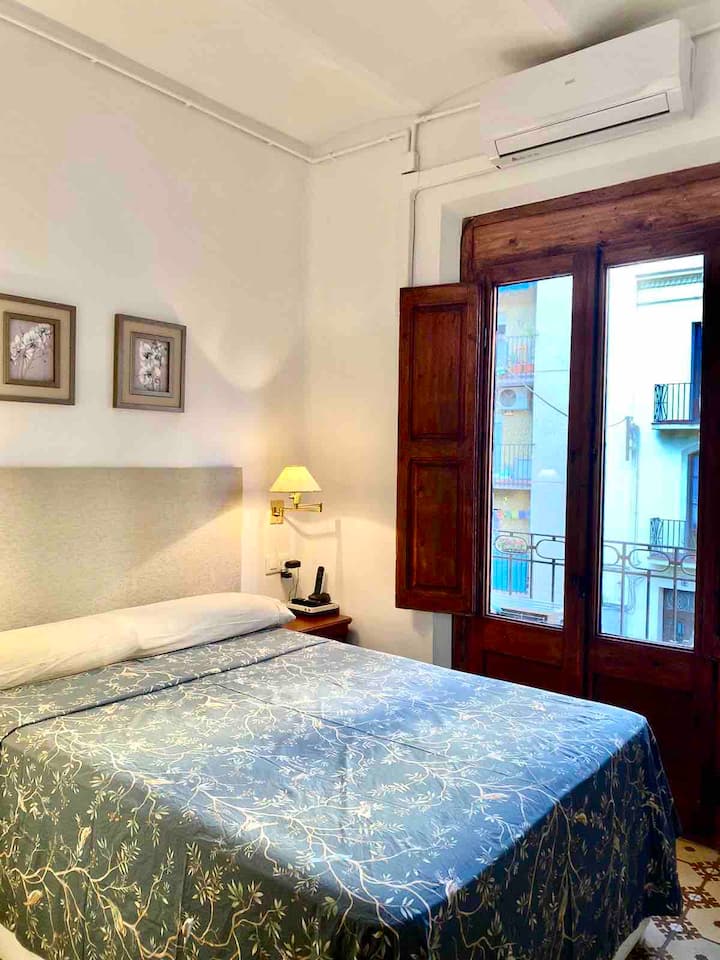 Chumba bora cha kulala chenye roshani , AC na mfumo wa kupasha joto 