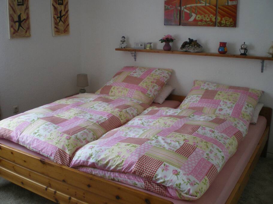 Schlafzimmer mit Doppelbett