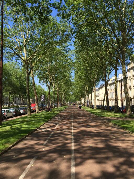 Votre appartement se situe sur la droite, à 10 min à pied tout droit se trouve le château de VERSAILLES