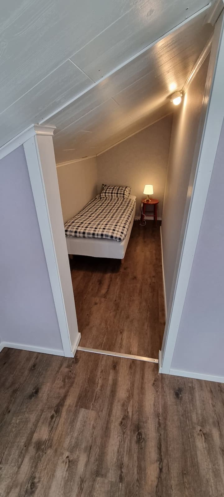 Mali dodatni krevet pored velike spavaće sobe