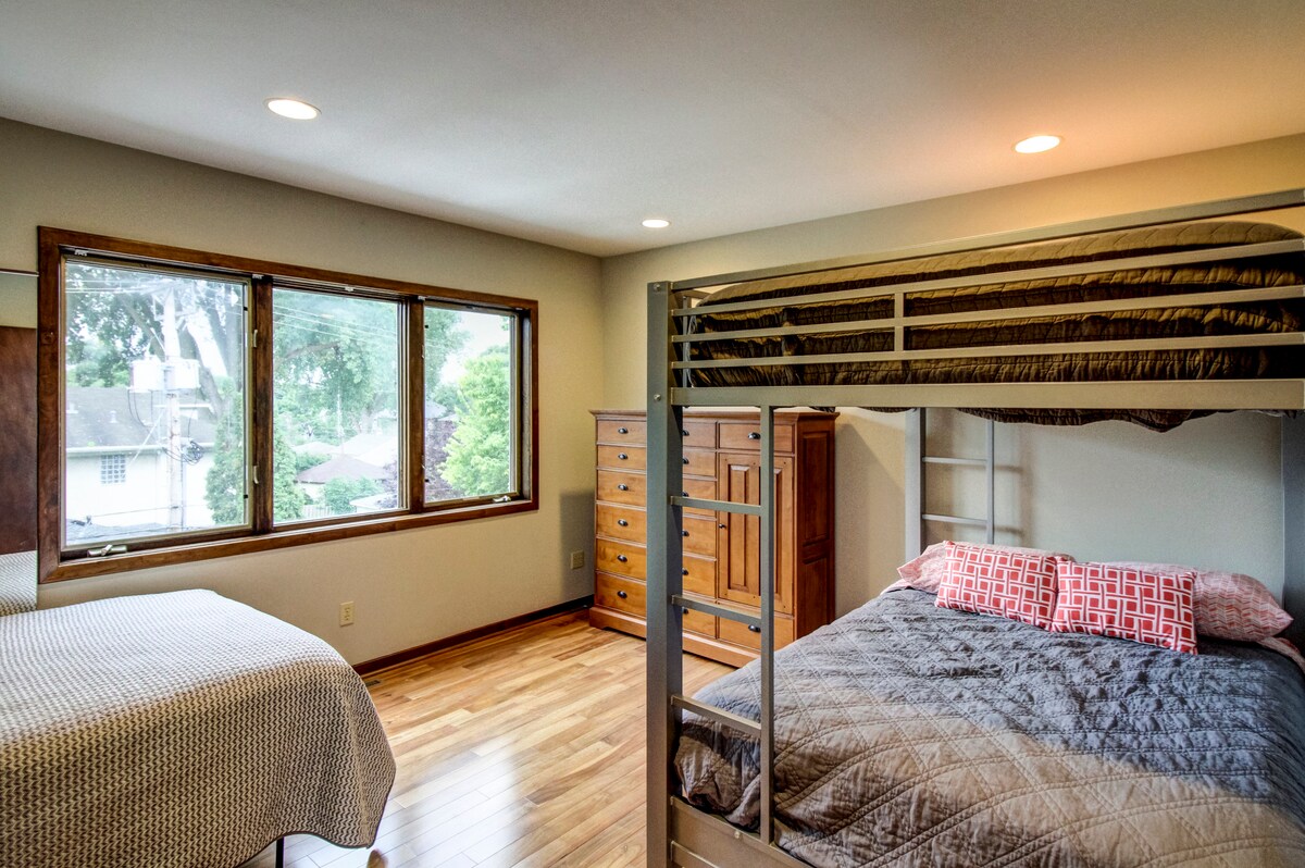 غرفة النوم الأخرى ذات تخطيط مماثل للتصميم السابق. (3 أسرّة كاملة الحجم)