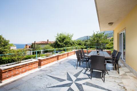 Top Airbnb: Apartment with big teracce! in Ika