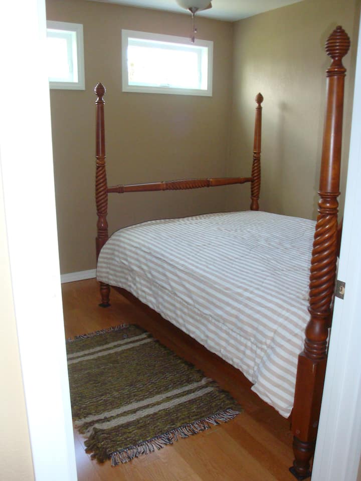 The Bedroom - Queen Size 