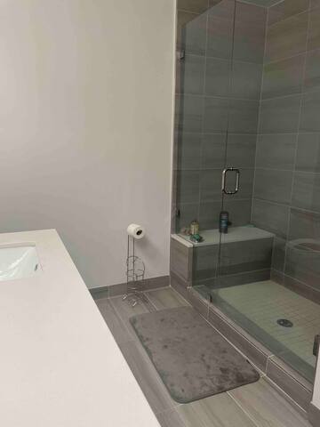 Spacious 2 bedroom 2 bath with pool gallery image 5