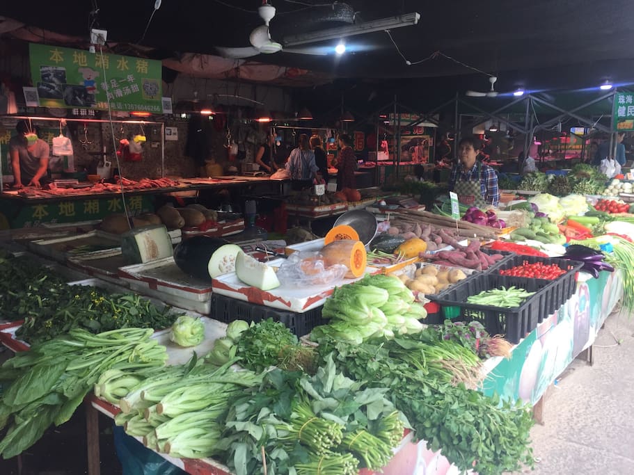 小区门口就有菜市场每天新鲜供应各种食材海鲜等