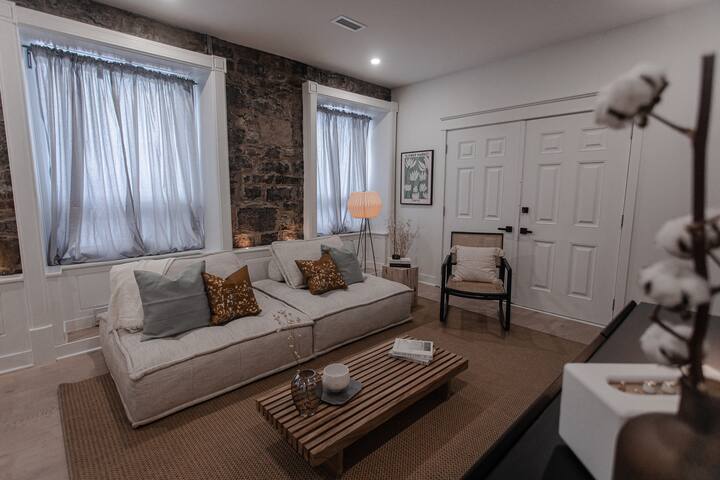 Stunning Wabi Sabi 3BR Space in Old Montreal gallery image 4