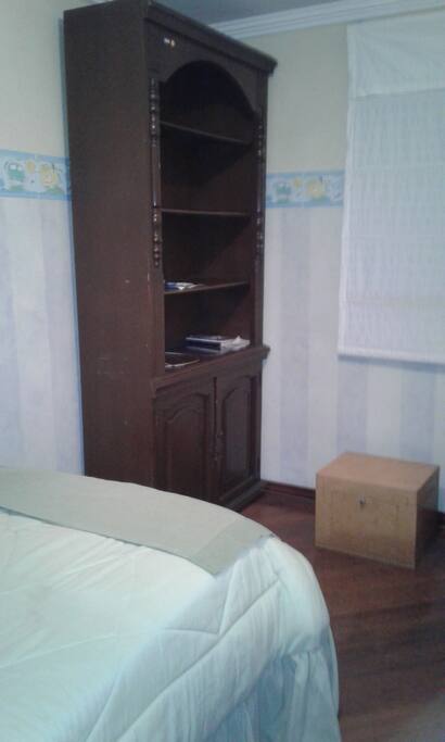 Mucho espacio para guardar tus pertenencias, puedes pedir un cajón con llave para dinero y documentos importantes.