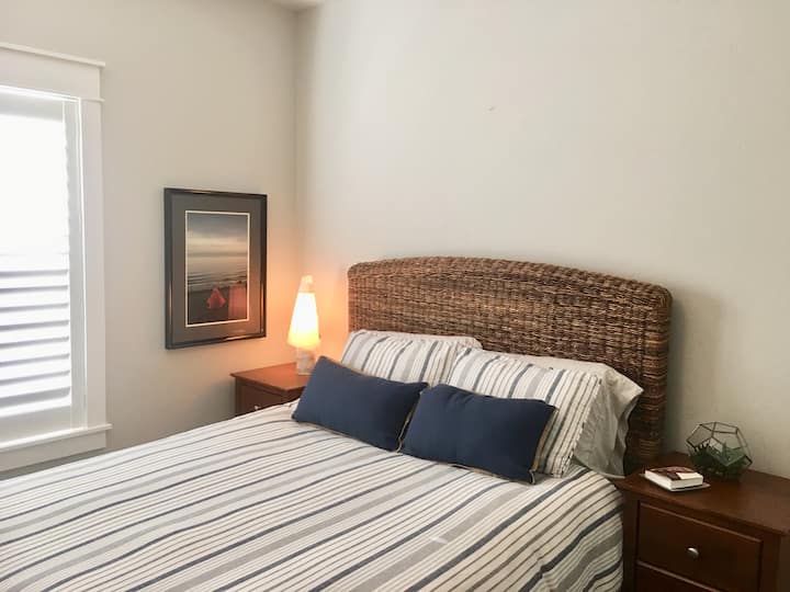 Tercer dormitorio con cama tamaño queen.