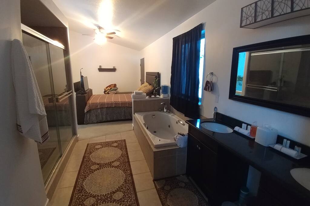 THIS LISTING IS FOR THIS BEDROOM THIS IS THE MASTER SUITE THE ONLY ONE WITH PRIVATE BATHROOM AND PRIVATE TV $100/NIGHT