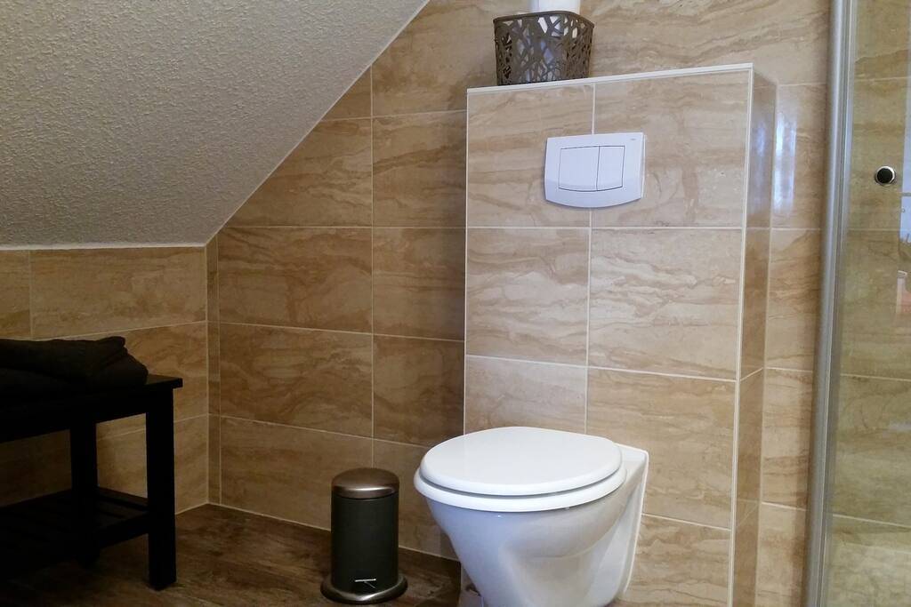 Das Bad im Seeadlerzimmer (mit ebenerdiger Dusche)