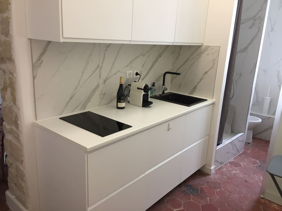 Fully equipped kitchen: microwave, kettle, coffee maker and more!