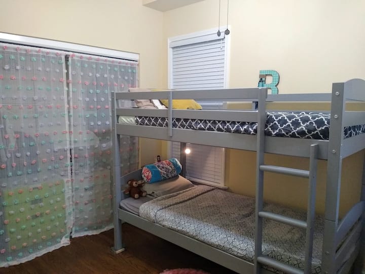 מיטות עם ילדים או מבוגרים קטנים במשקל 175 פאונד או פחות.