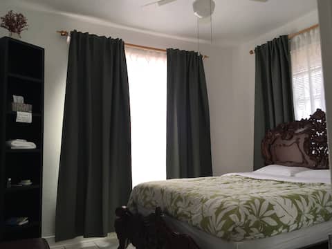 Centralized Private Room -near Calle Ocho!