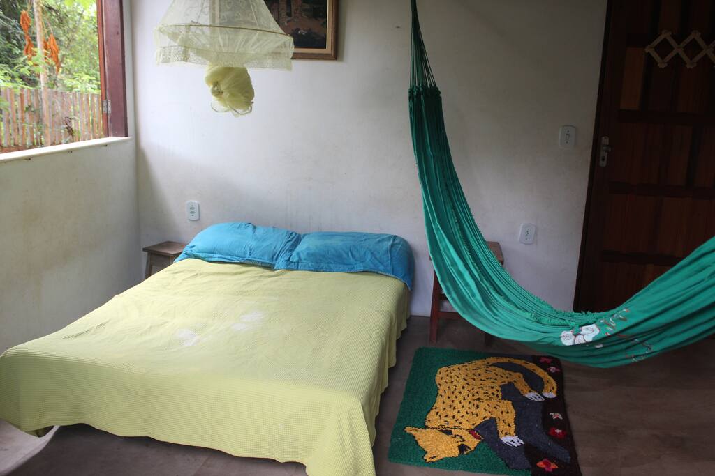 Quarto térreo com entrada para a varanda.