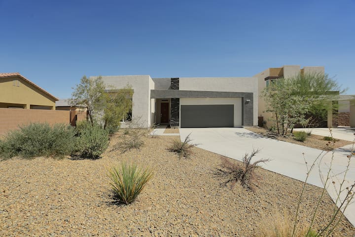 Spacious Desert Retreat