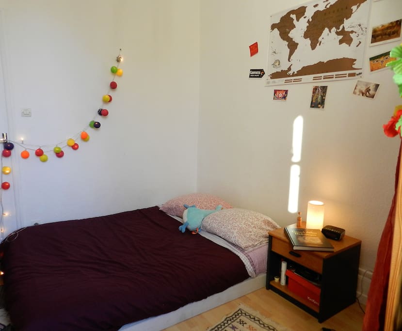 La chambre avec le lit 2 places à l'abri du bruit de la rue.