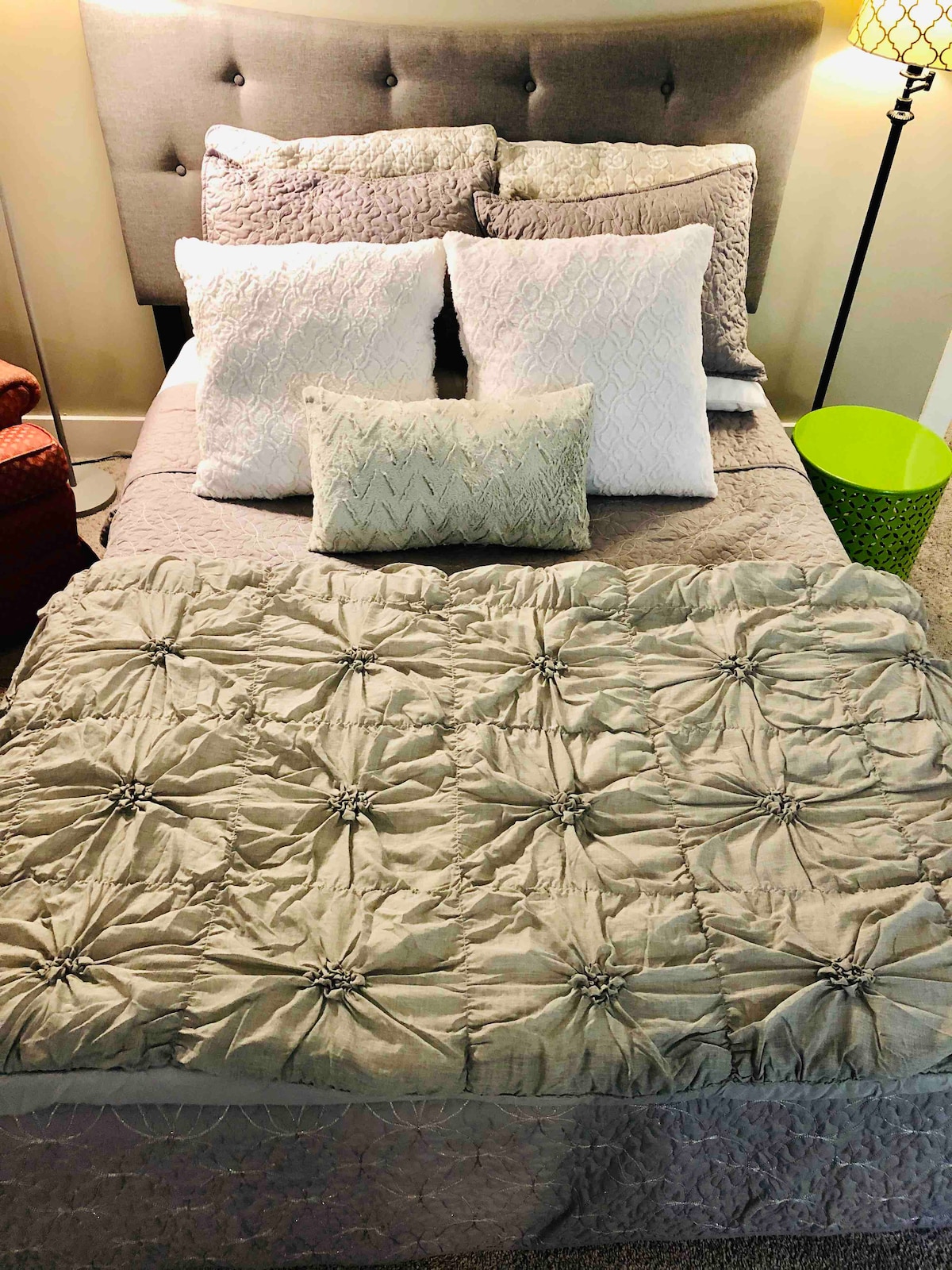 Pohodlná pamäťová pena a kvalitná posteľná bielizeň!