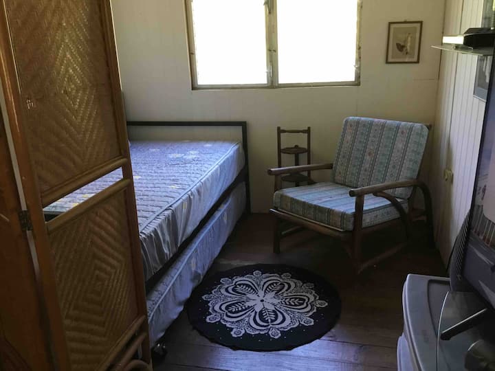 V kútiku sú dve samostatné postele.