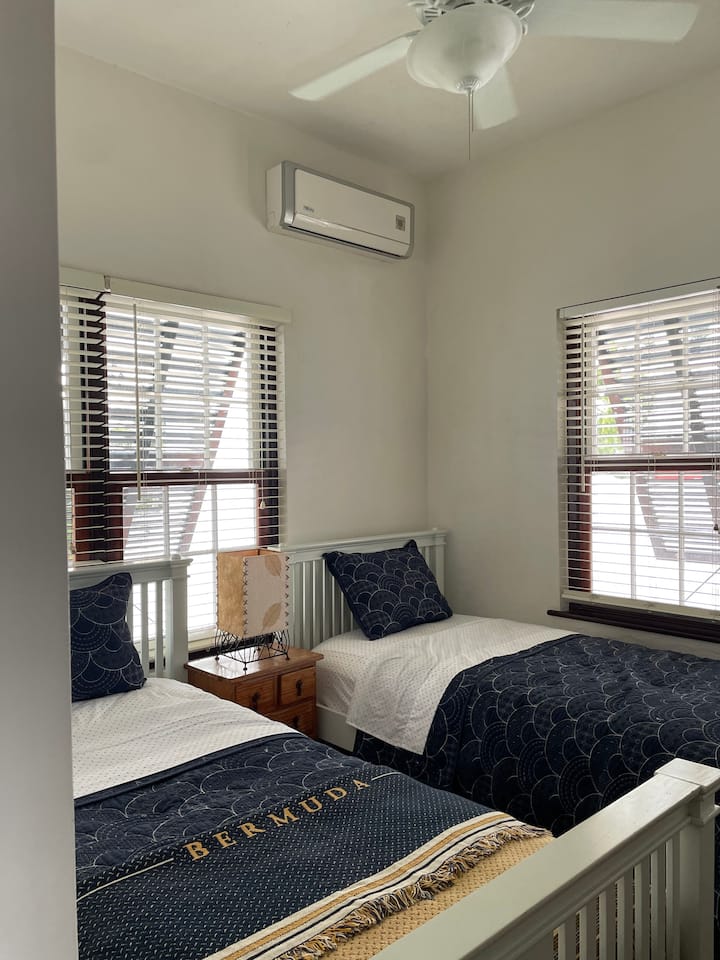 Druhá spálňa má oddelené postele a vlastnú kúpeľňu. 