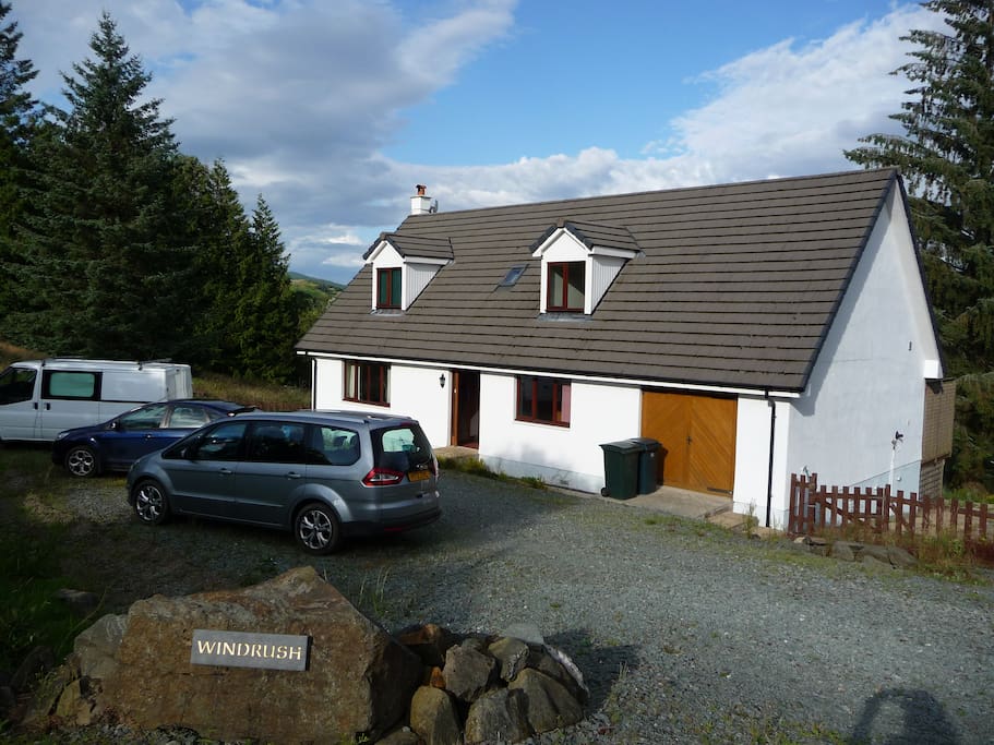 Large driveway with ample parking