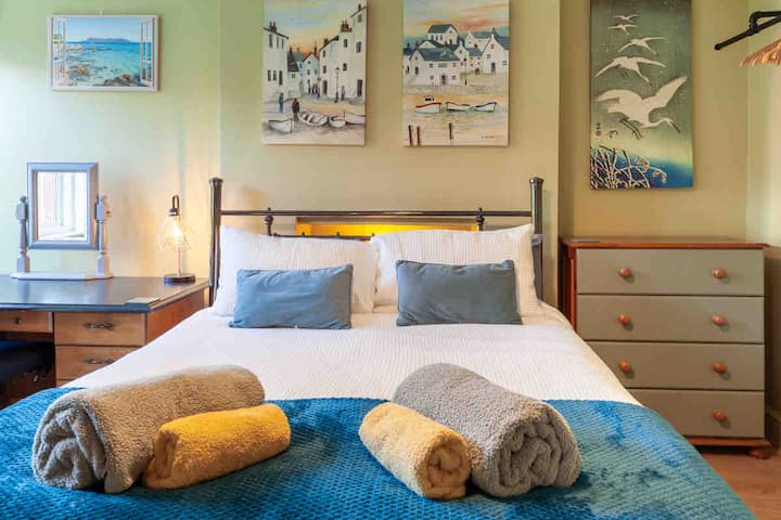 Clean linens and plenty of towels in all bedrooms